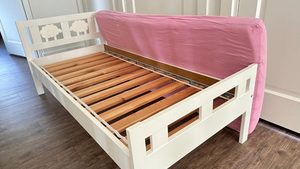 Wit kinderbed met lattenbodem en schapenmotief, Gebruikt, 70 tot 85 cm, 160 tot 180 cm, Ophalen