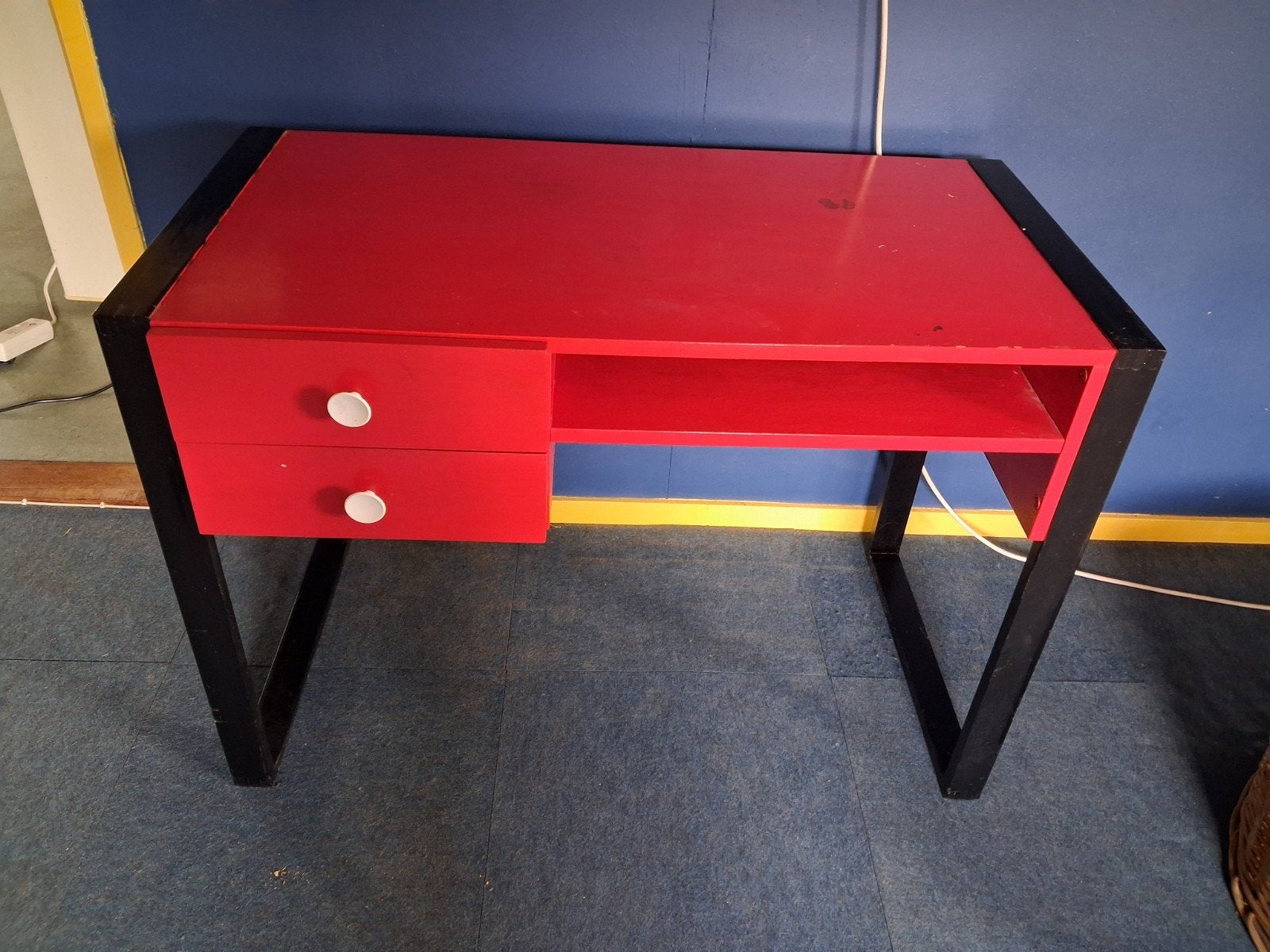 Vintage houten bureau met 2 lades en opbergplank, Huis en Inrichting, Bureaus, Ophalen, Met lades, Gebruikt, Hout