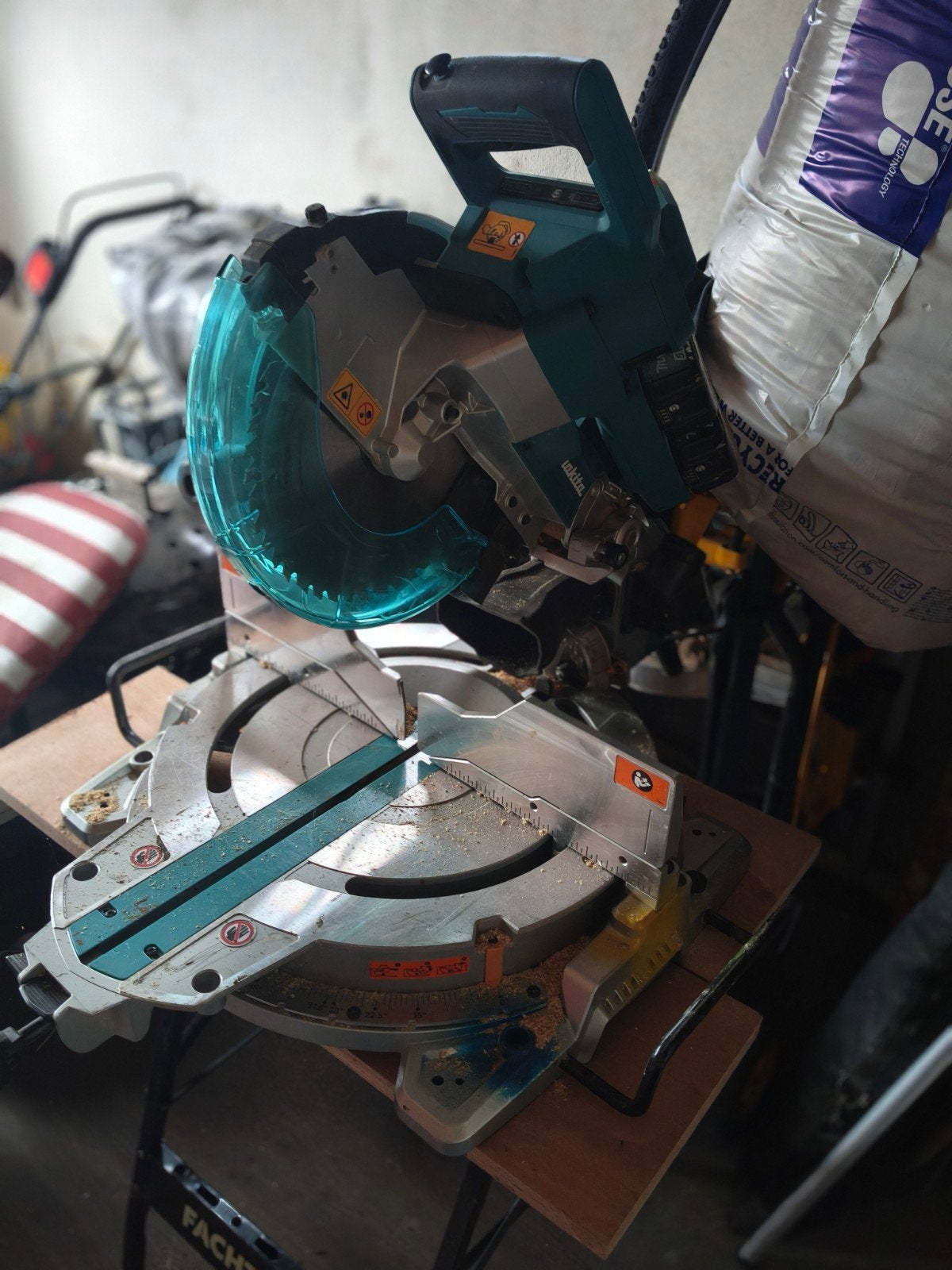 Accu Makita afkortzaag groot, Ophalen, Zo goed als nieuw, Afkortzaag, 30 tot 70 mm