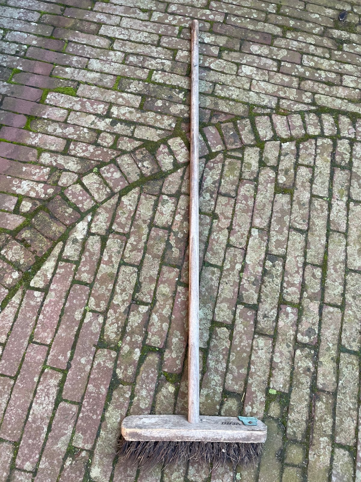 Houten bezem hout schrobber met steel 7,50, Tuin en Terras, Ophalen, Zo goed als nieuw, Bezem