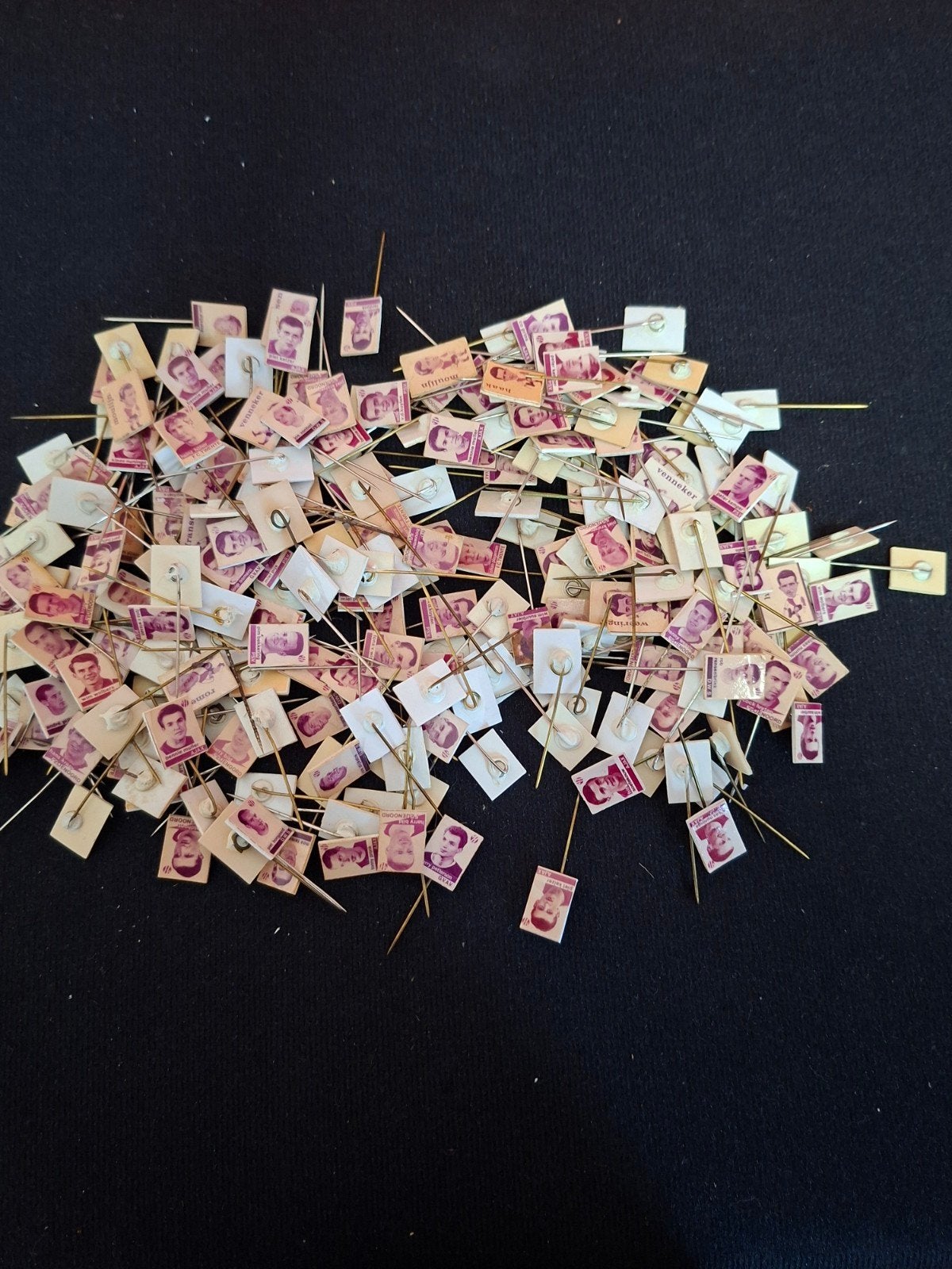 240 Van Houten VOETBAL speldjes, Ophalen of Verzenden, Gebruikt, Sport