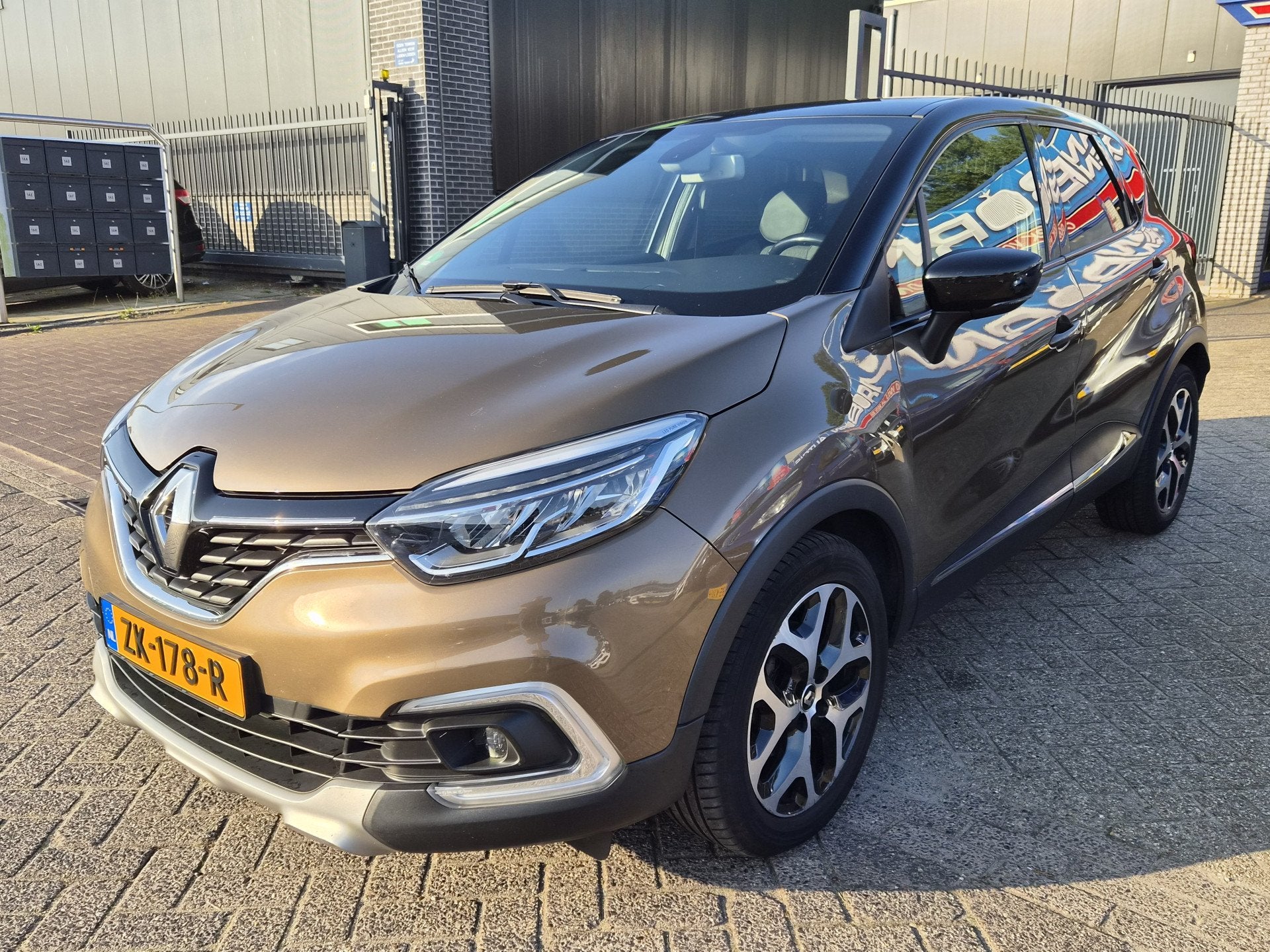Renault Captur 1.2 TCe Intens AUTOMAAT APK tot 19-09-2027, Auto's, Euro 6, 4 cilinders, Bruin, 635 kg