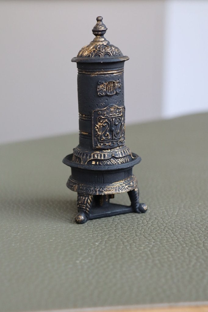 Mooie kachel van resin, ziet uit als metaal., Verzamelen, Poppenhuizen en Toebehoren, Ophalen of Verzenden, Nieuw, Gebruiksvoorwerp