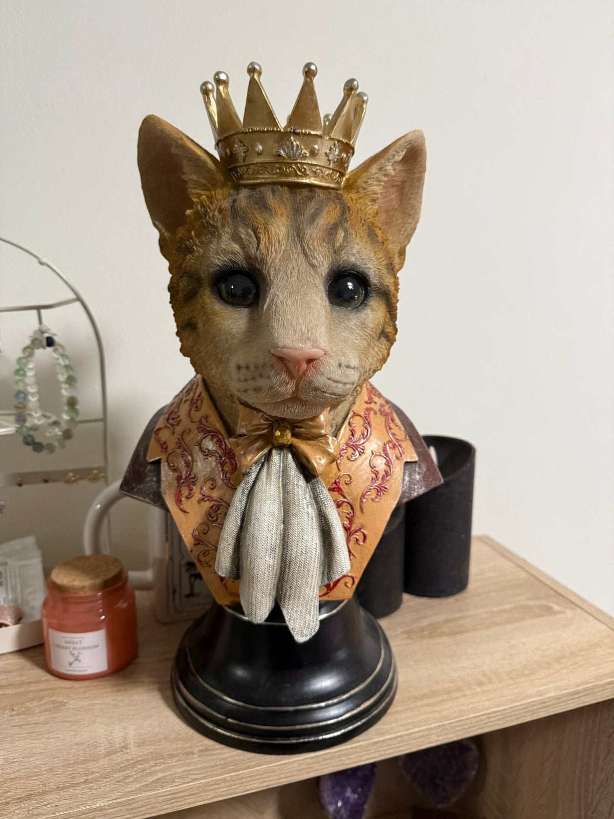Koninklijke kattenbuste met kroon – Luxe decoratiebeeld, Verzamelen, Beelden en Beeldjes, Ophalen of Verzenden, Nieuw, Dier