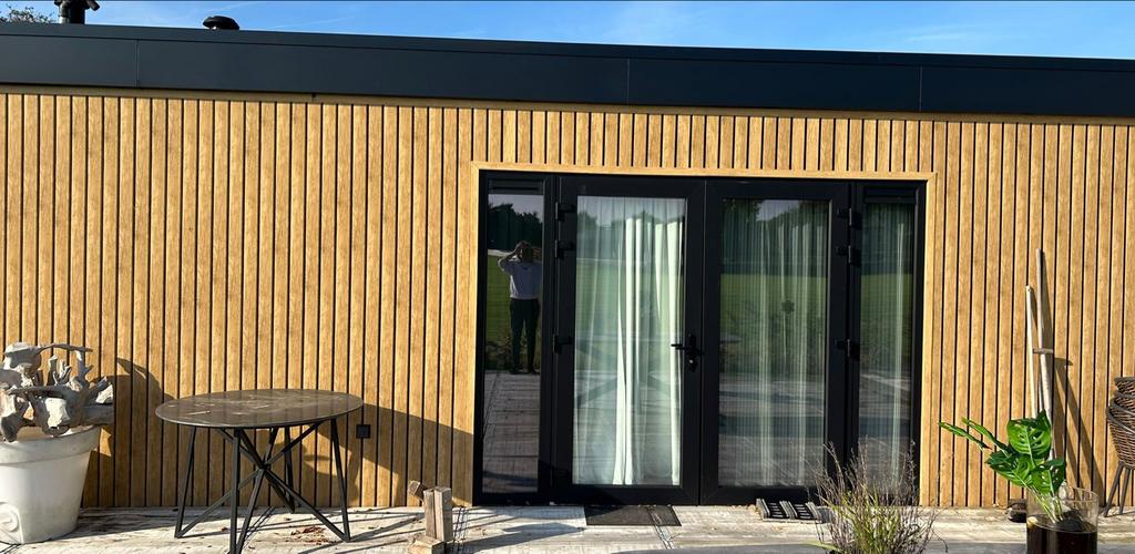 chalet lodge style met houten bekleding en veel lichtinval, Caravans en Kamperen, Stacaravans, Tot en met 4