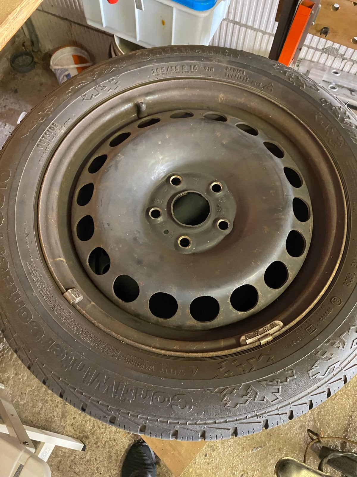 4 Continental winterbanden 205/55/R16 met sierkappen, Ophalen, Gebruikt