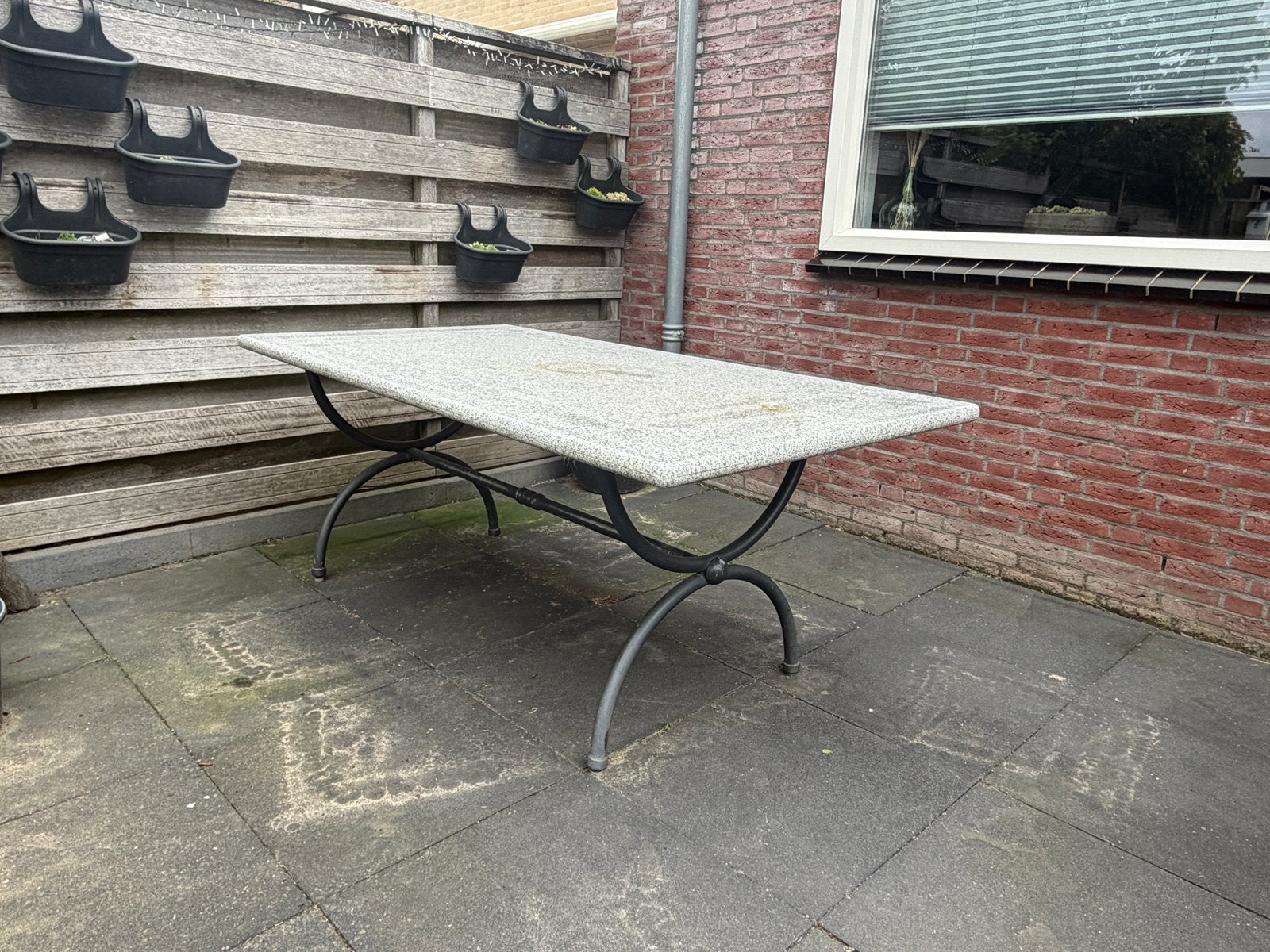 Graniet tuintafel met massief metalen onderstel, Ophalen, Gebruikt, Rechthoekig, Overige materialen