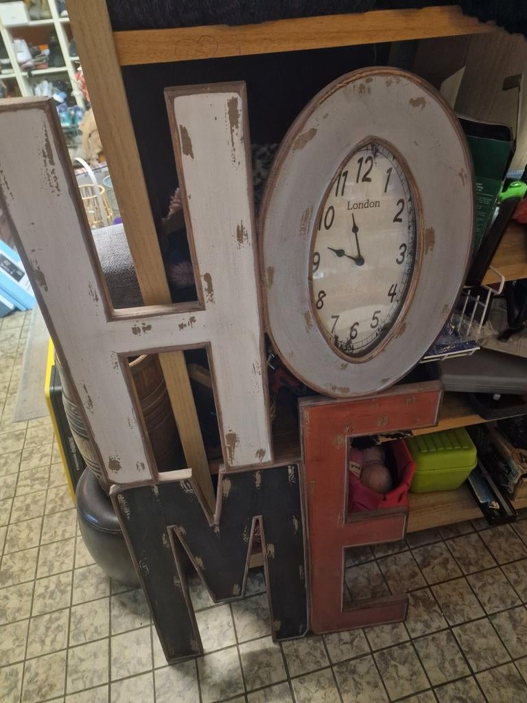 Grote HOME klok in letters - 120x59 cm, Huis en Inrichting, Woonaccessoires | Klokken, Gebruikt, Wandklok, Analoog, Ophalen
