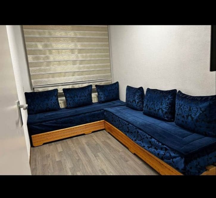 Hoekbank sedari met houten onderstel en blauwe kussens, Gebruikt, Hoekbank, 300 cm of meer, 75 tot 100 cm