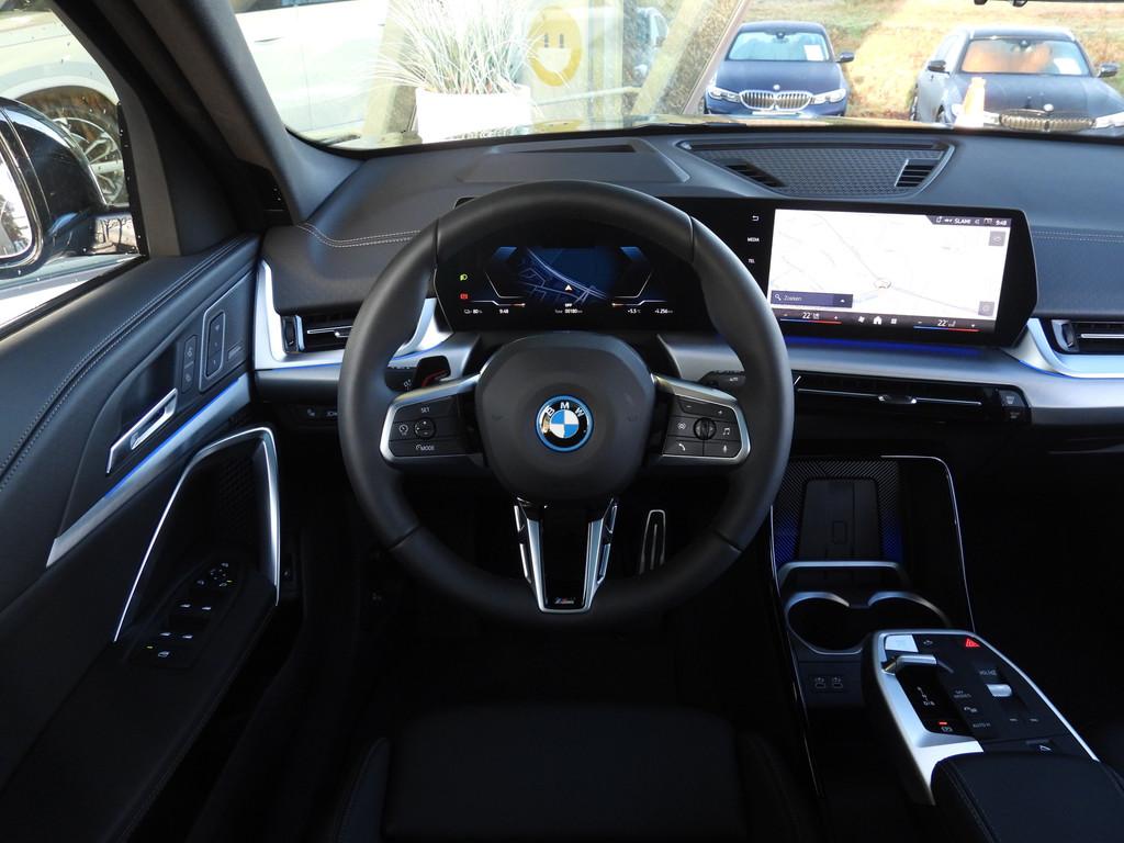 BMW iX2 xDrive30 M Sport Edition / Panoramadak / Sportstoele, Auto's, BMW, IX2, Met garantie (alle), 33 min, Zwart