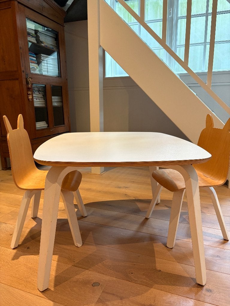 OEUF NYC speeltafel en 2x konijnenoor houten stoeltjes, Ophalen, Gebruikt, Tafel(s) en Stoel(en)