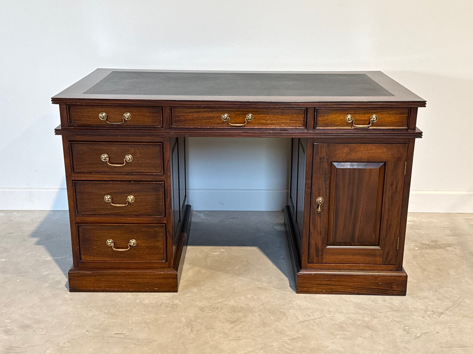 Klassiek Engels bureau #693, Huis en Inrichting, Overige typen, 135 cm, Hout, Bruin