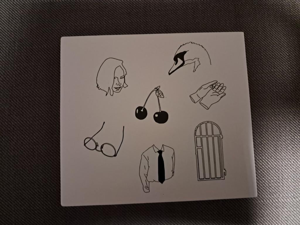 Astronauts etc: living in symbol, Ophalen of Verzenden, 2010 - 2019, Zo goed als nieuw