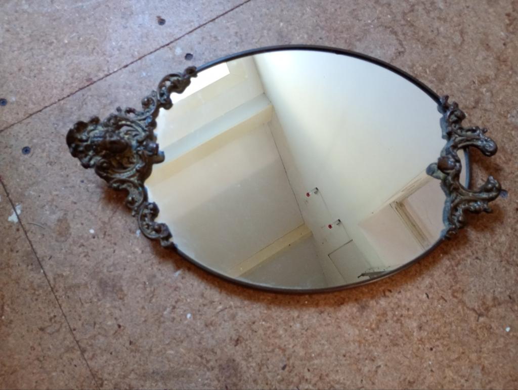 Antieke ovale spiegel met rococo bronzen lijst, Ophalen, Ovaal, 50 tot 100 cm, Minder dan 100 cm