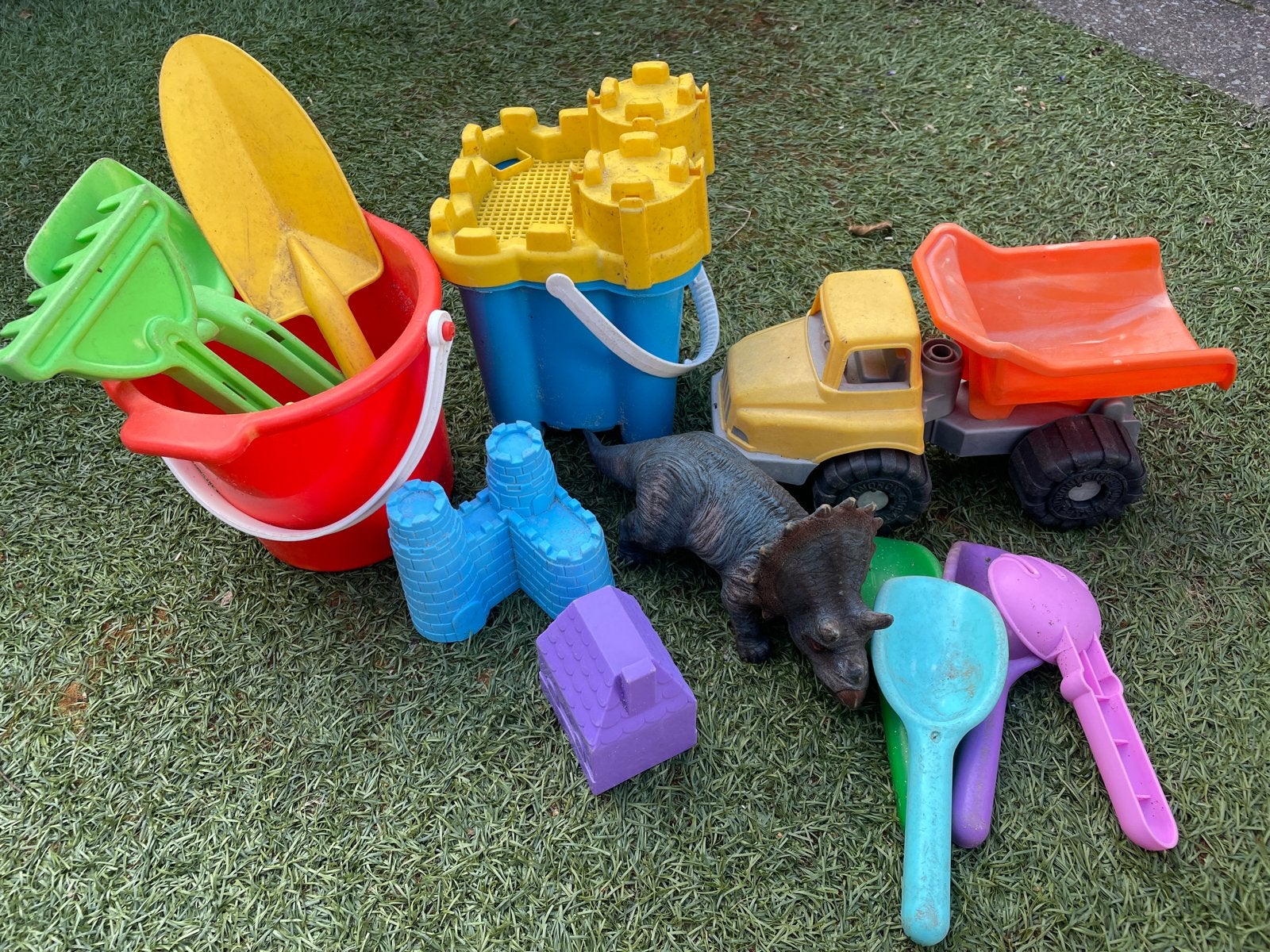 Zandspeelgoed set met emmer, schep, hark, vormen en auto, Ophalen, Gebruikt, Jongen of Meisje
