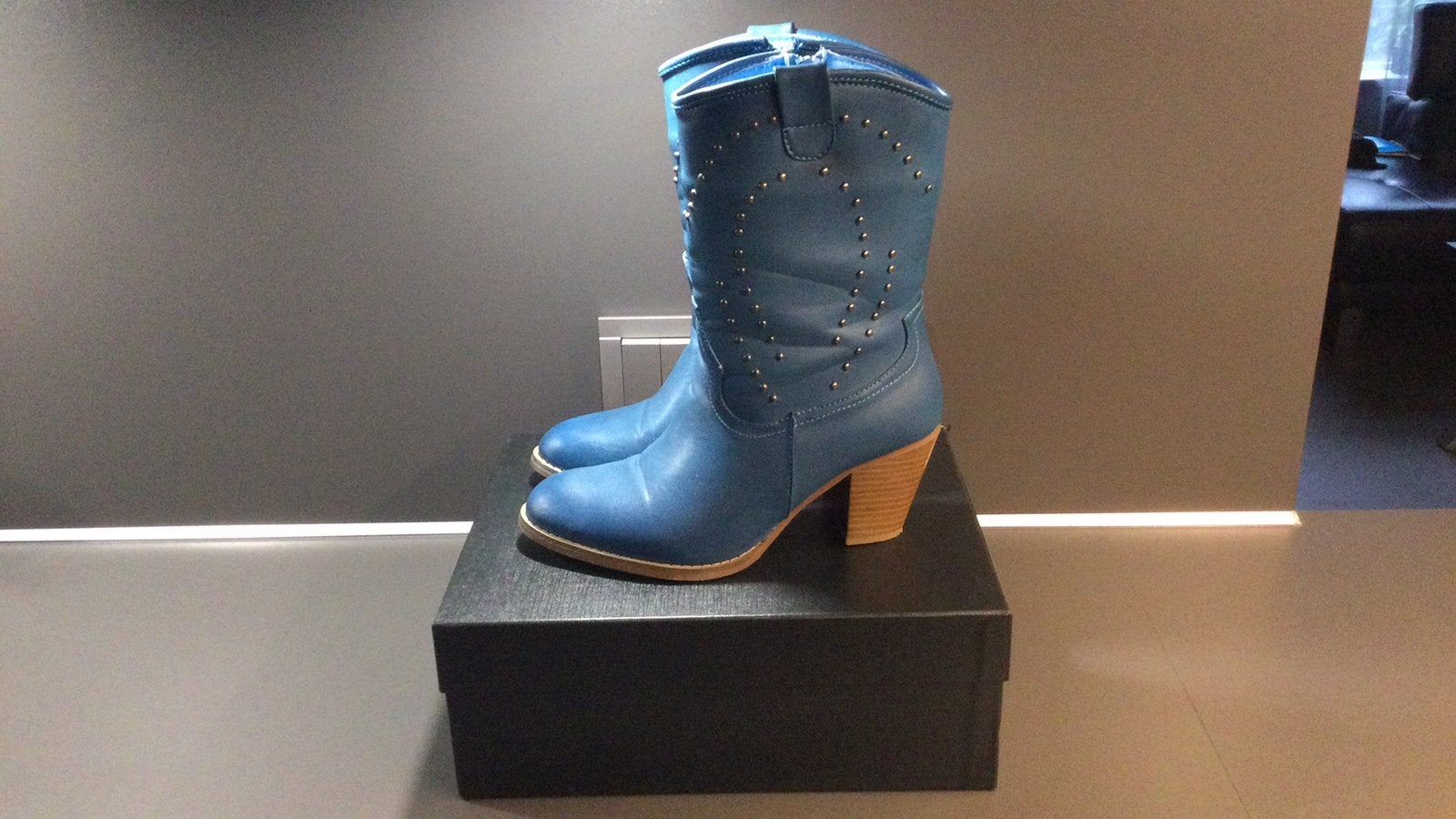 BlueBox nieuwe blauwe laarzen met studs maat 37, Kleding | Dames, Schoenen, Ophalen of Verzenden, Nieuw, Blauw, Hoge laarzen