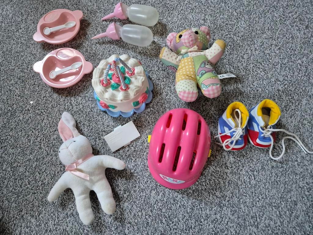 Baby Born accessoires: helm, flesjes, bordjes, schoentjes, Ophalen of Verzenden, Gebruikt, Babypop