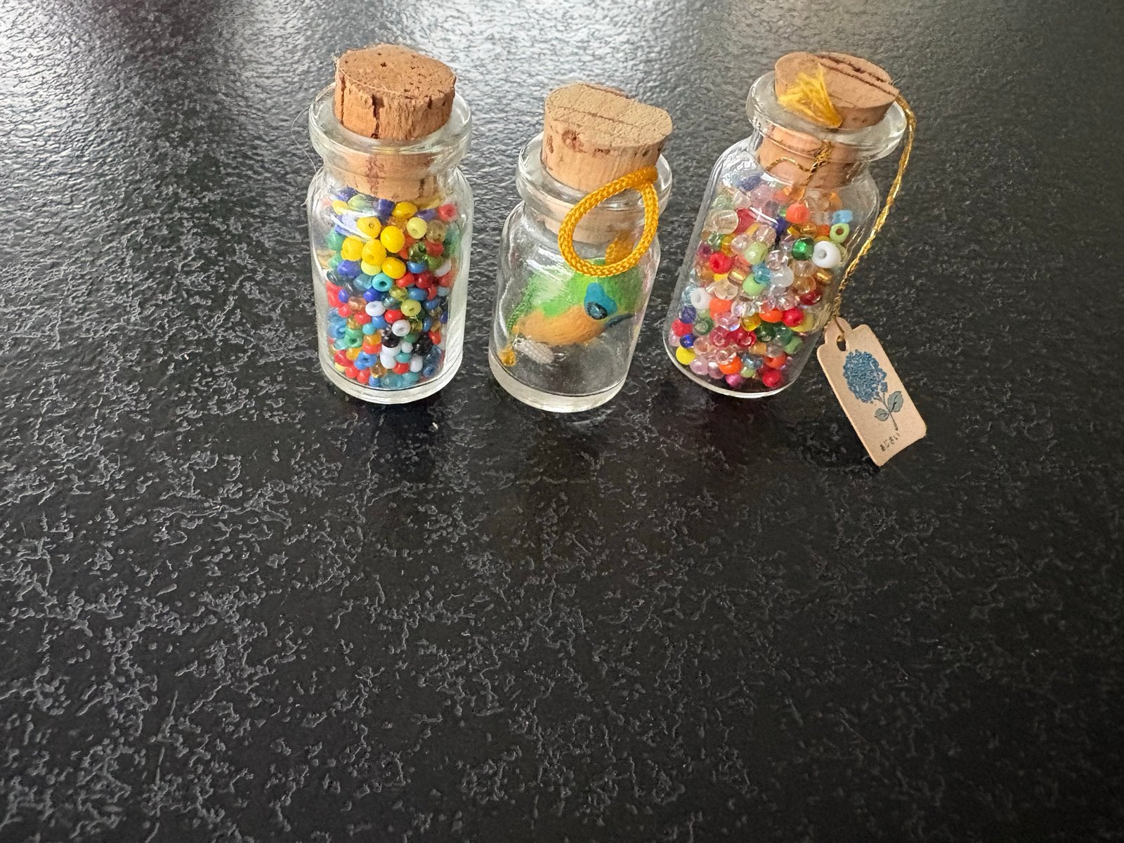 Kleine flesjes met kralen en bedels, Ophalen of Verzenden, Gebruikt, Kraal