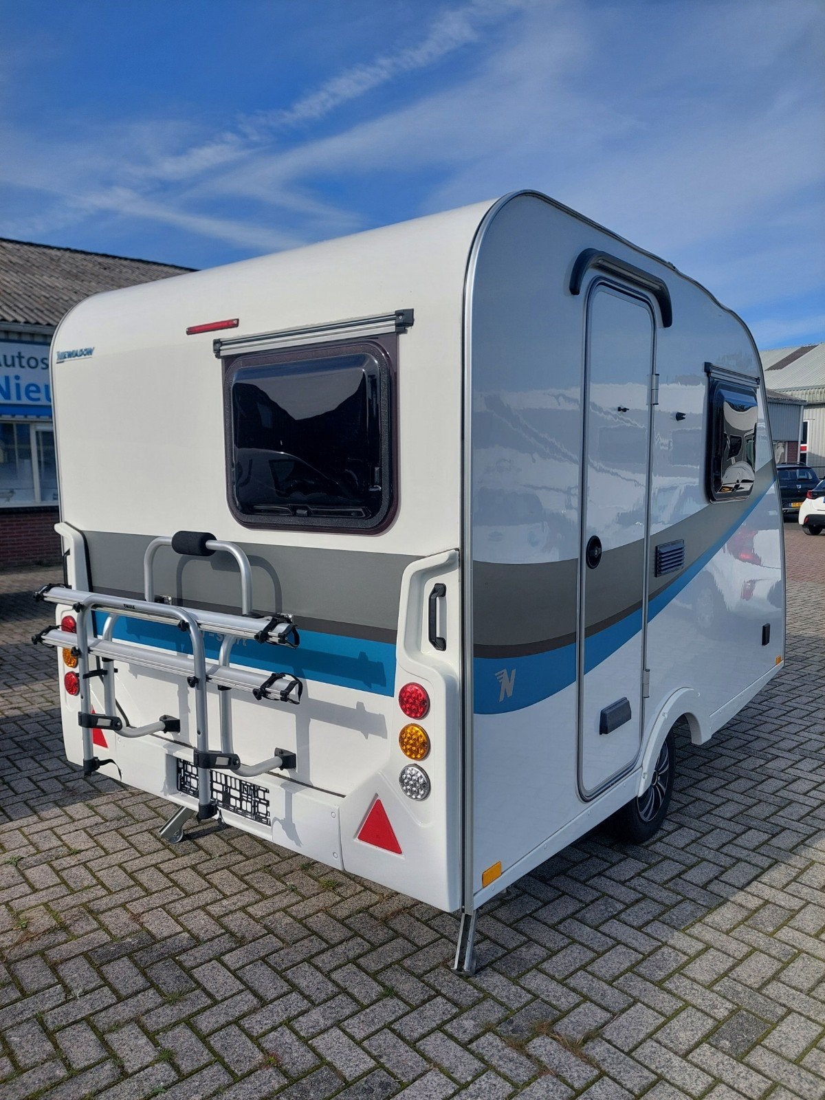 niewiadow nt-sport lichtgewicht met lichte schade bj 2024, Caravans en Kamperen, Rondzit, Tot en met 2, 500 - 750 kg, Koelkast