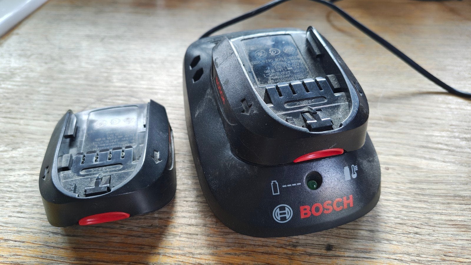 2x Bosch 14,4 lithium ion batterij + 1x lader