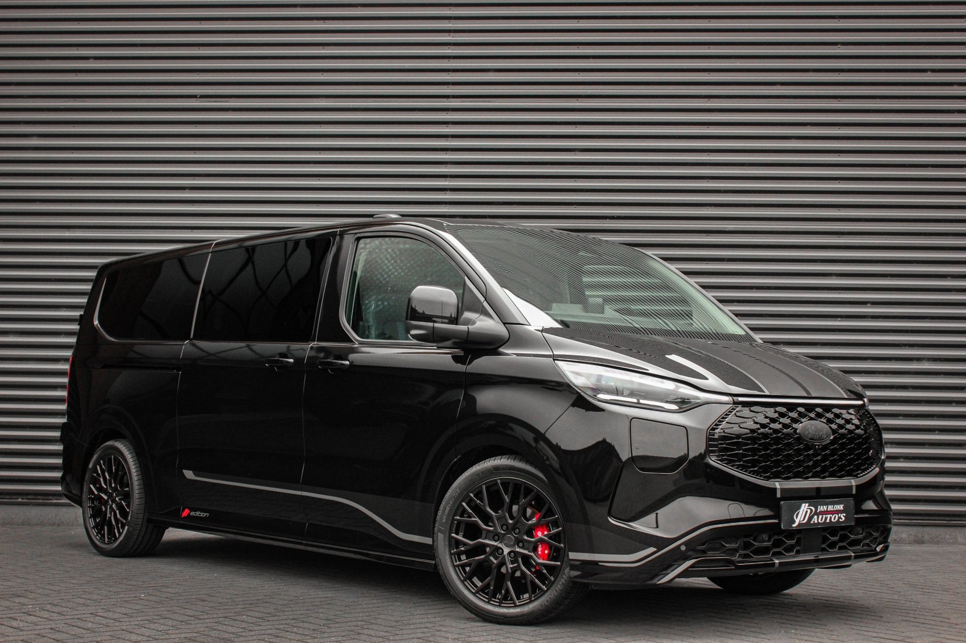 Ford E-Transit Cust. 320 L2H1 Sport 71 kWh DC DUBBEL CABINE, Auto's, Automaat, Dealer onderhouden, Achterwielaandrijving, Zwart
