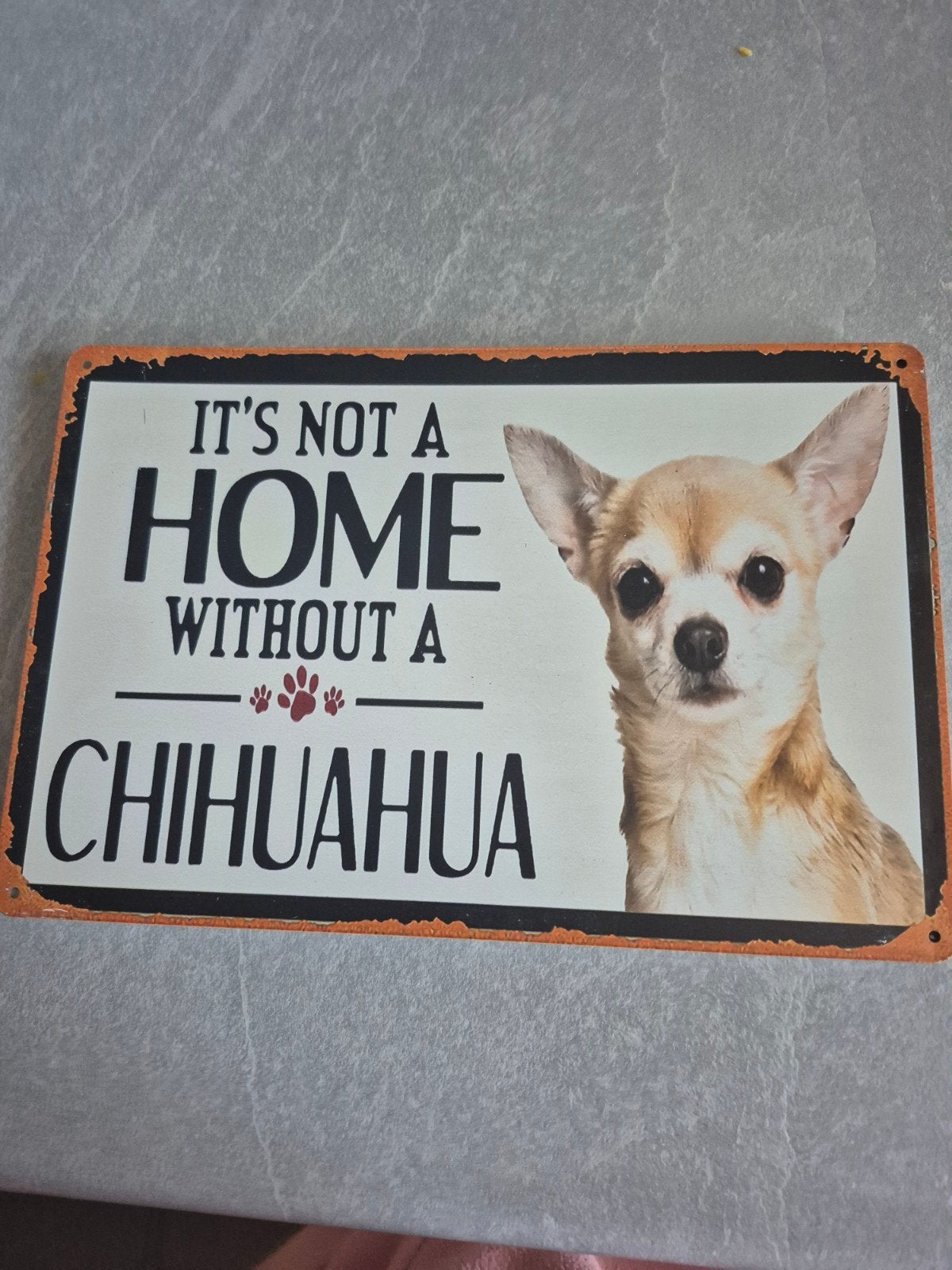 Metalen wandbord 'It's not a home without a Chihuahua', Ophalen of Verzenden, Nieuw, Reclamebord