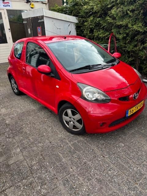 Toyota Aygo 1.0 12V Vvt-i 3DRS MMT 2007 Rood met Airco, Voorwielaandrijving, Stof, Zwart, 4 stoelen