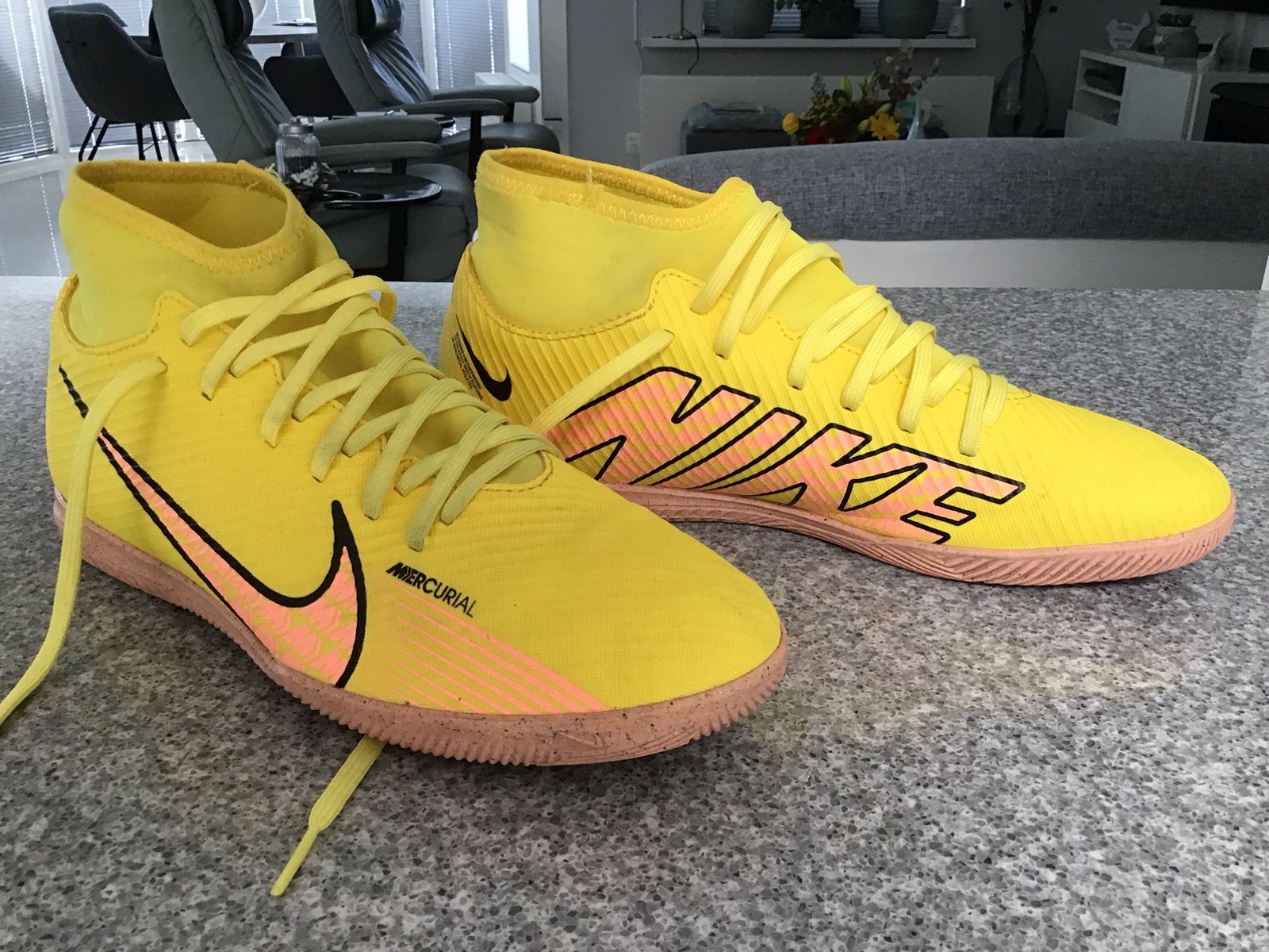 NIKE ZAALVOELBAL SCHOENEN MT 42, Maat XS of kleiner, Ophalen of Verzenden, Gebruikt, Schoenen