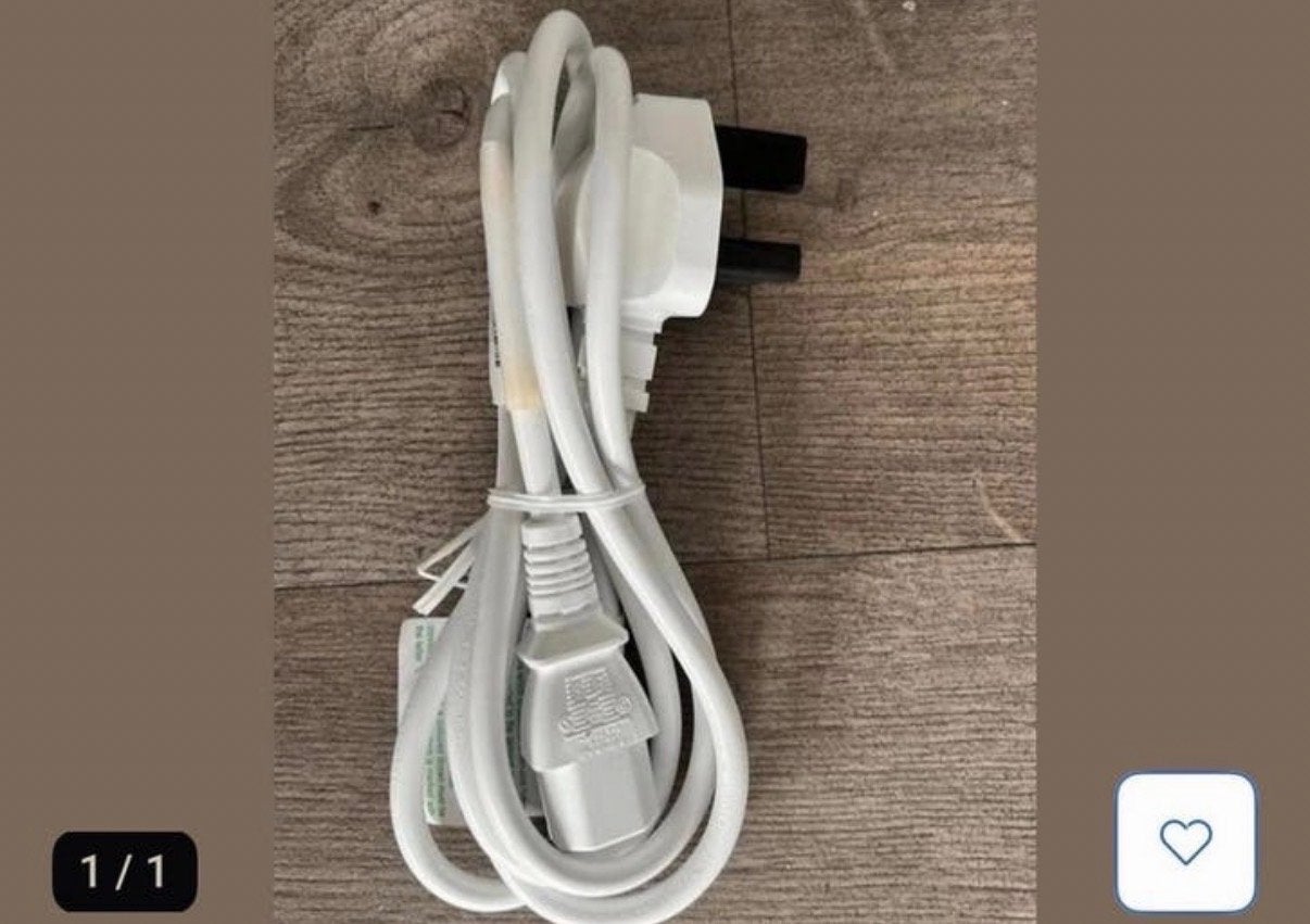 Witte stroomkabel met UK stekker en C13 connector, Computers en Software, Pc- en Netwerkkabels, Ophalen of Verzenden, Nieuw