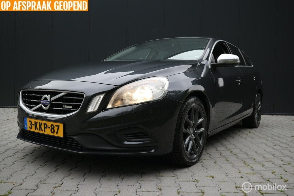 Volvo V60 1.6 T3 R-Design AUTOMAAT/NAVIGATIE/TREKHAAK/NAP, Gebruikt, 4 cilinders, 1451 kg, 1600 kg