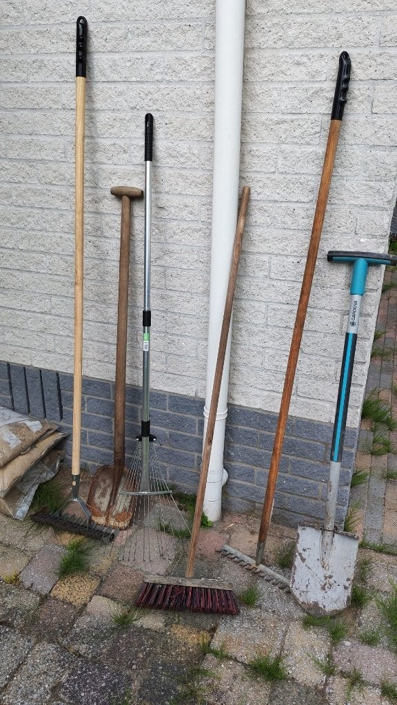 tuingereedschap: spade, bats, hark, verticuteerhark, bezem, Ophalen, Gebruikt, Spade, Gardena.
