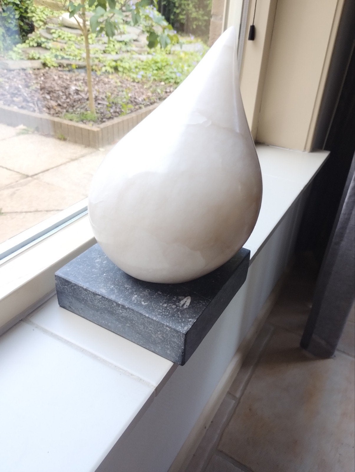Moderne sculptuur 'Druppel' van steen op sokkel, Ophalen, Minder dan 20 cm, Beeld, Abstract