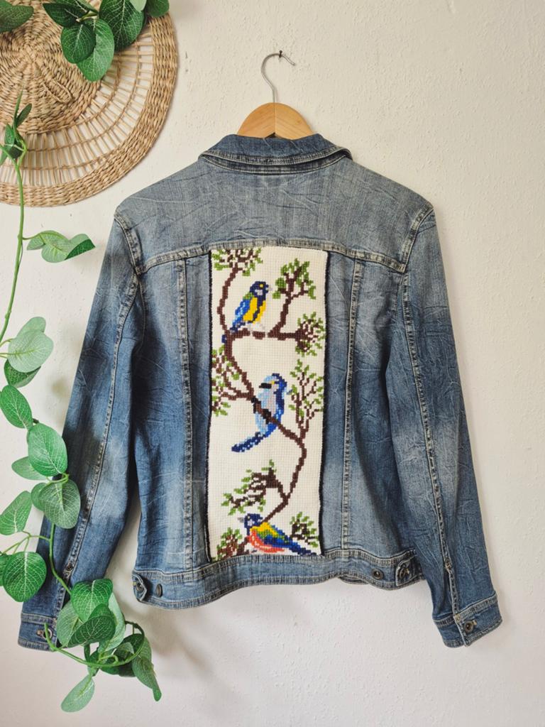 Upcycled spijkerjasje met vogeltjes borduurwerk M/L, Blauw, Maat 42/44 (L), Ophalen of Verzenden, Zo goed als nieuw
