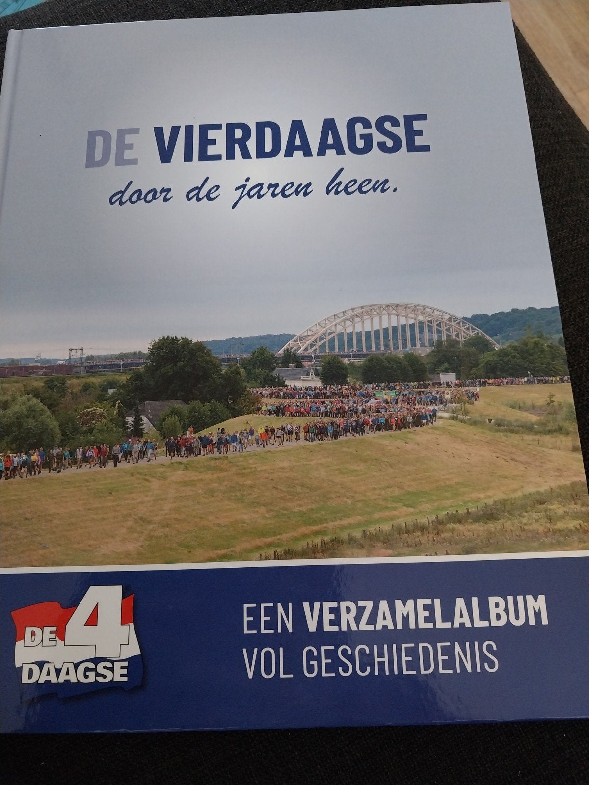 Nijmeegse vierdaagse verzamel boek, Overige merken, Ophalen of Verzenden, Zo goed als nieuw, Reisgids of -boek