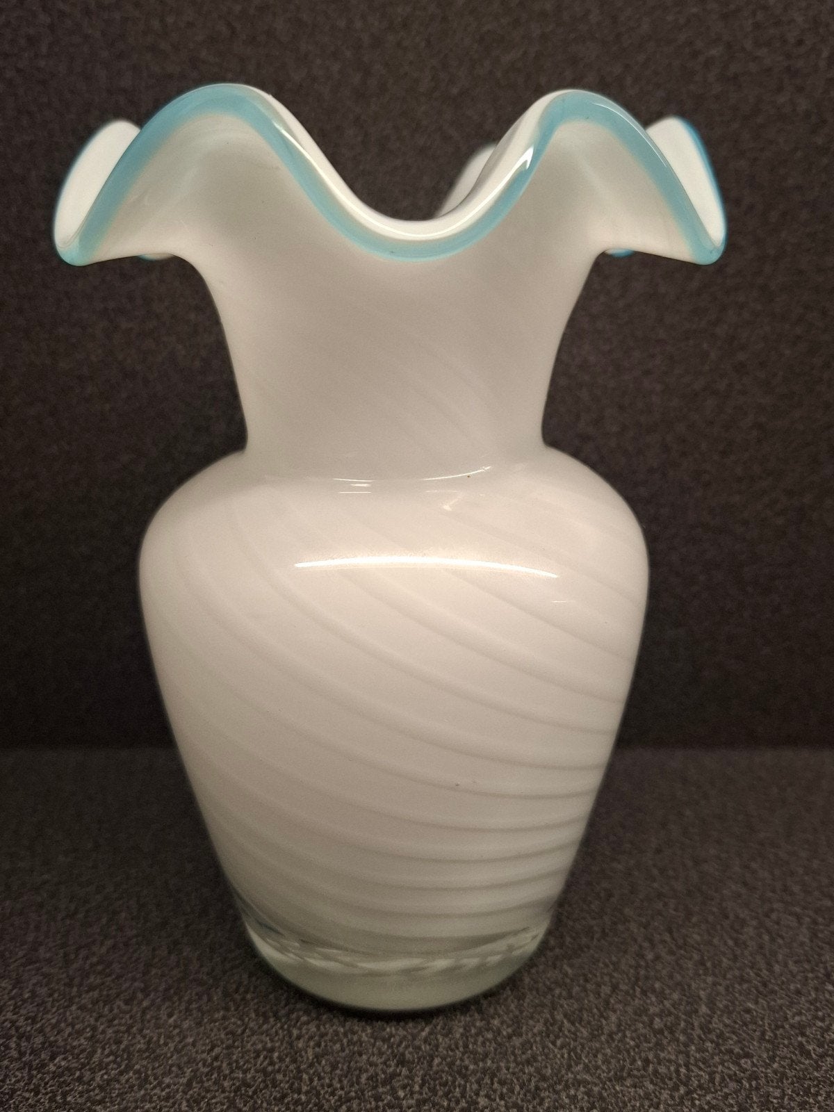 Fenton vintage vaas wit met blauwe rand, Ophalen of Verzenden