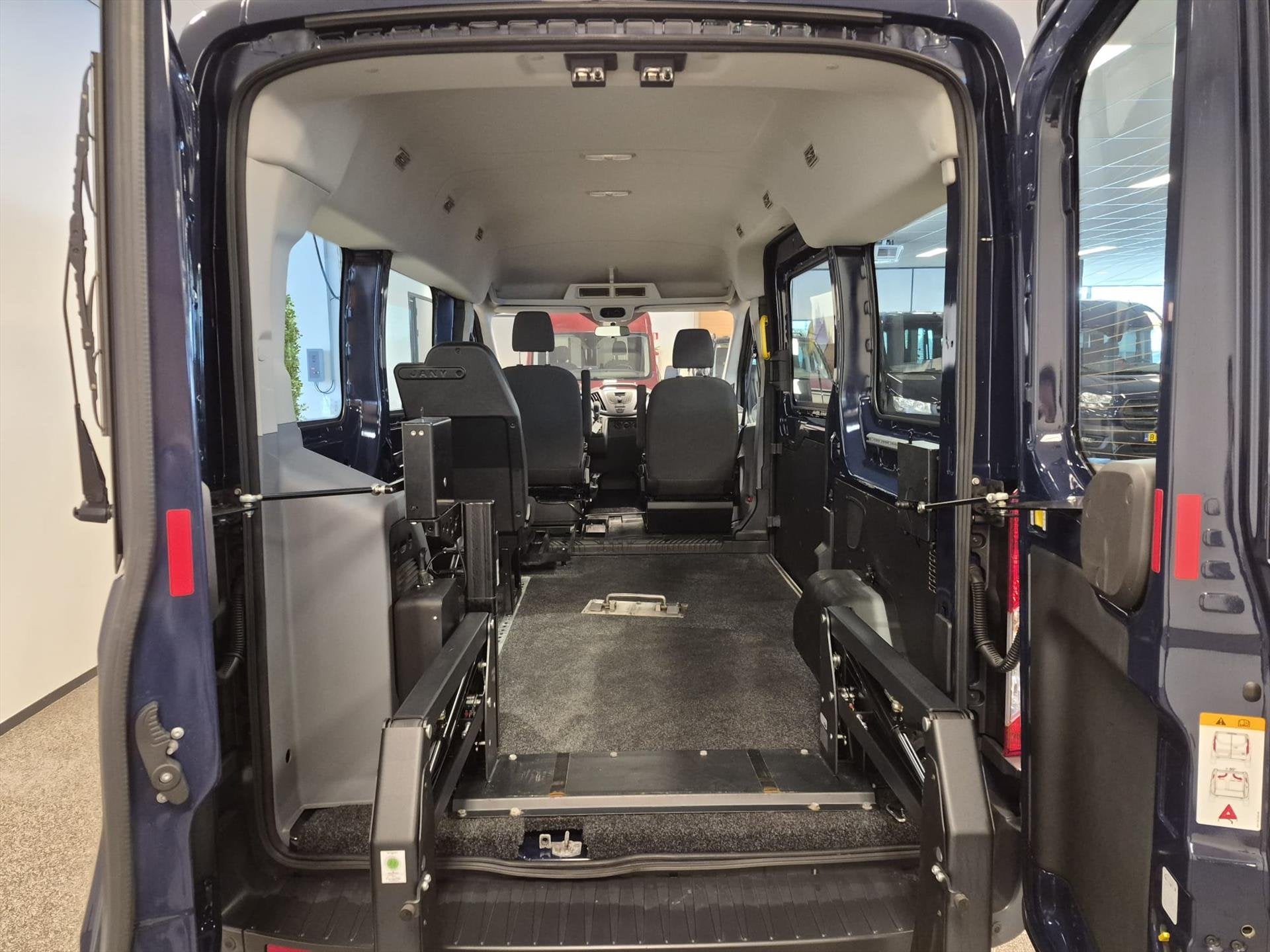 Ford Transit L2H2 Rolstoelbus Automaat - Zelfrijder, Automaat, 12 maanden, Stof, Zwart