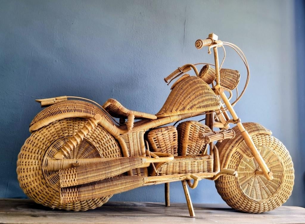 Levensgrote Harley Davidson motor van rotan bamboe en riet, Ophalen