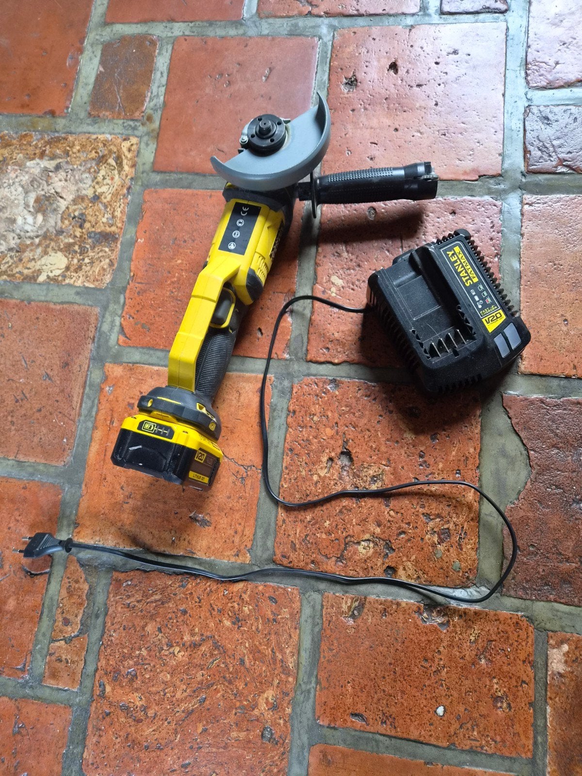 Stanley Fatmax V20 Accu Haakse Slijper met Accu en Lader, Ophalen, Zo goed als nieuw, Minder dan 700 watt, Haakse handslijpmachine