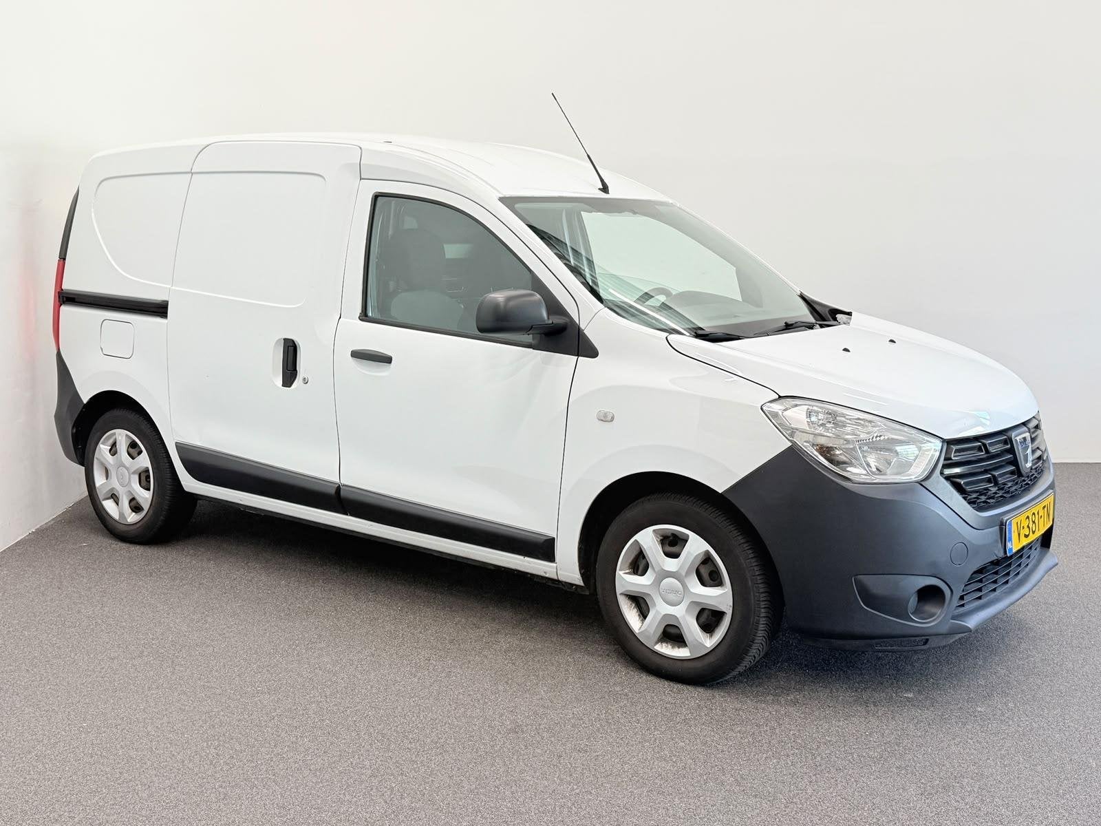Dacia Dokker 1.5 dCi 75 Essential Navigatie Bluetooth Cruise, Auto's, Stof, Gebruikt, Euro 6, 4 cilinders