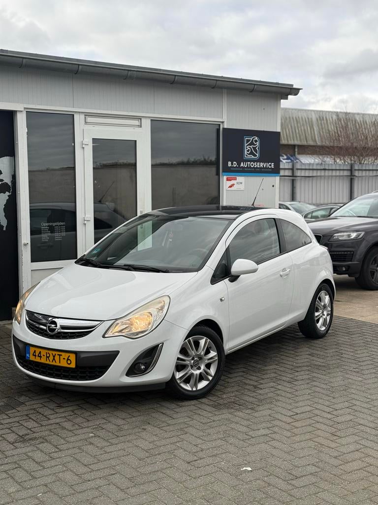 Opel Corsa 1.2 16V LPG 3D 2011 Wit Nieuwe APK, Auto's, Voorwielaandrijving, Zwart, 4 cilinders, 1229 cc