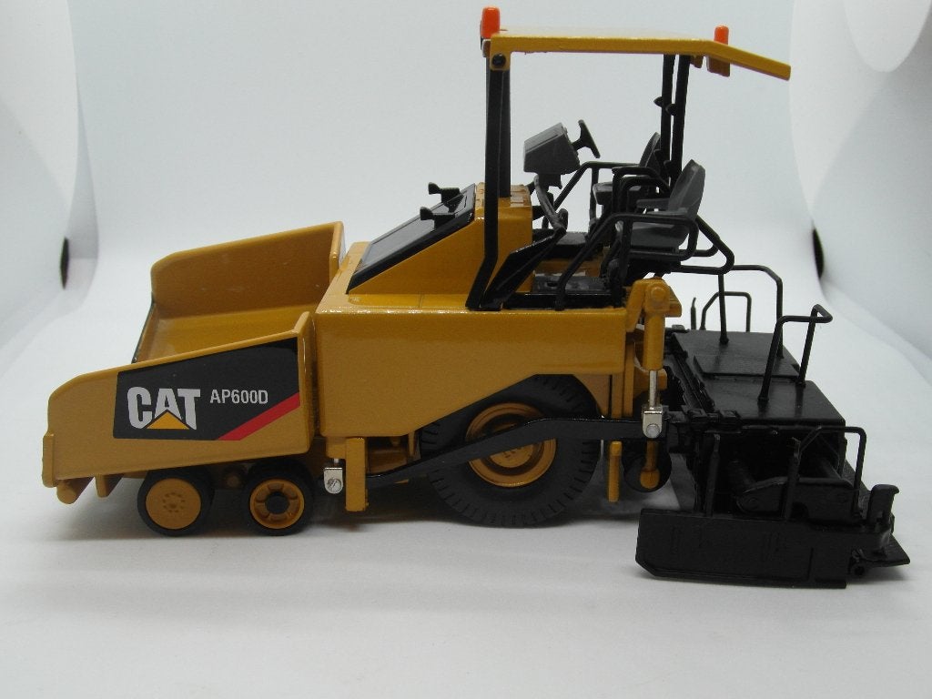 ASFALT MACHINE AP 600D  CATERPILLAR  1:50  Norscot, Ophalen of Verzenden, Nieuw, Overige typen, Overige merken