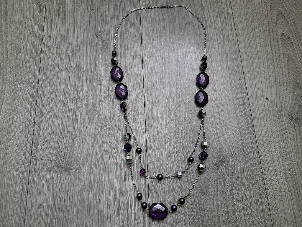 Zilverkleurige ketting met paarse kralen ~ MM0603, Ophalen of Verzenden, Gebruikt, Paars, Overige materialen
