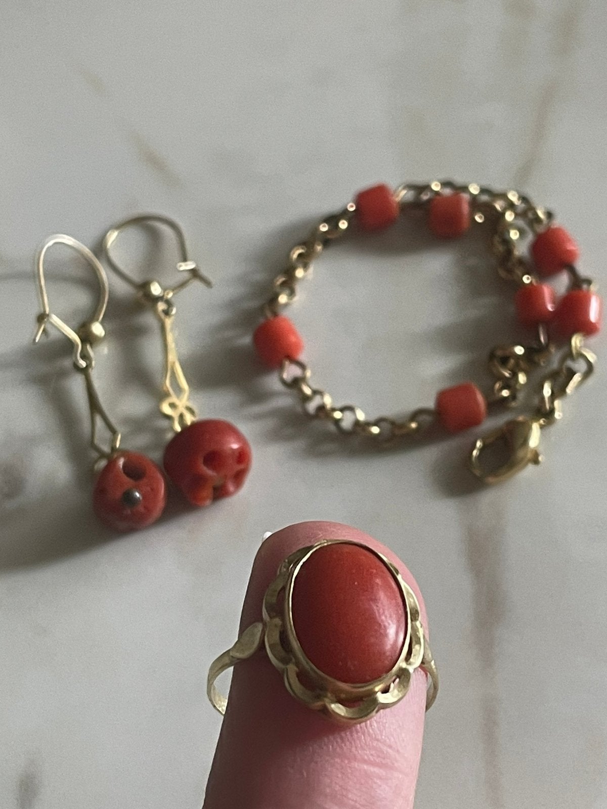 14 karaat gouden ring met bloedkoraal vergulde armband +oorb, Sieraden, Tassen en Uiterlijk, Antieke sieraden, Ophalen of Verzenden