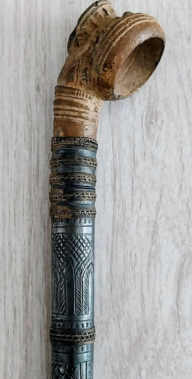 Antieke handgesneden houten pijp met metalen details, Antiek en Kunst, Ophalen of Verzenden