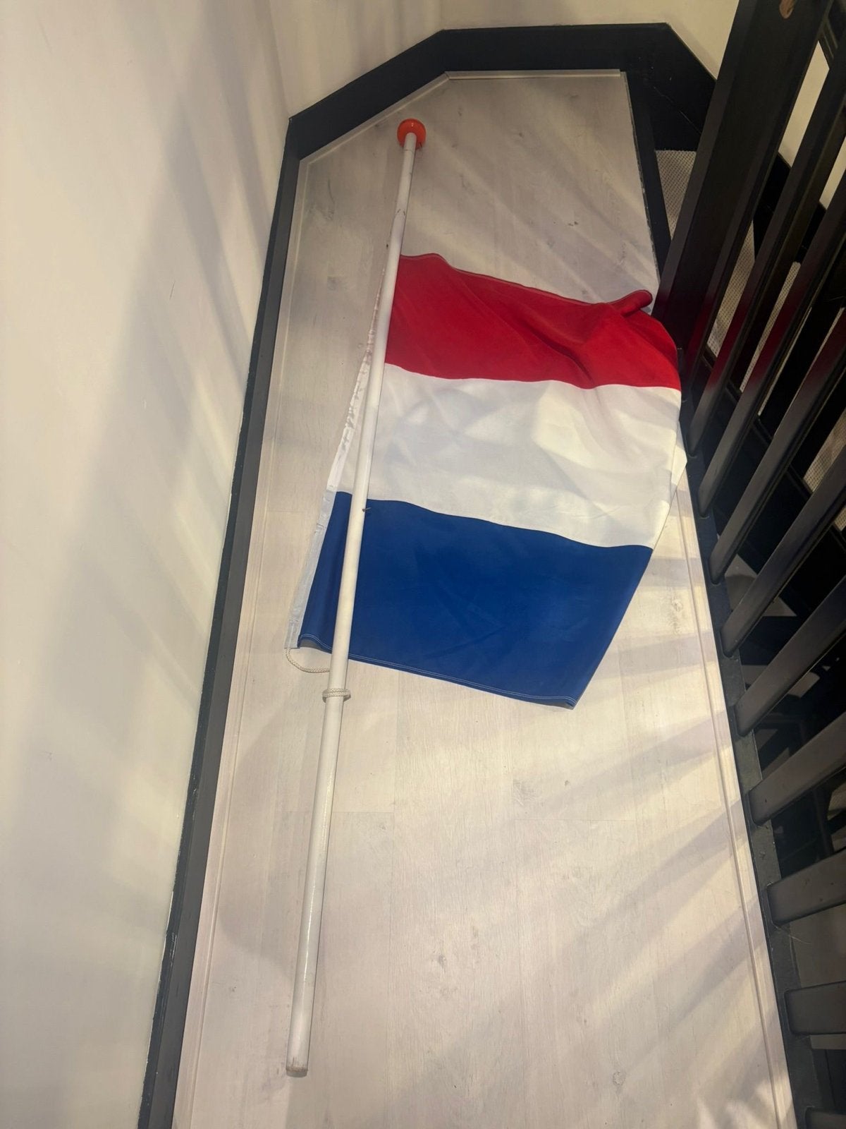 Vlaggenstok NL, Ophalen