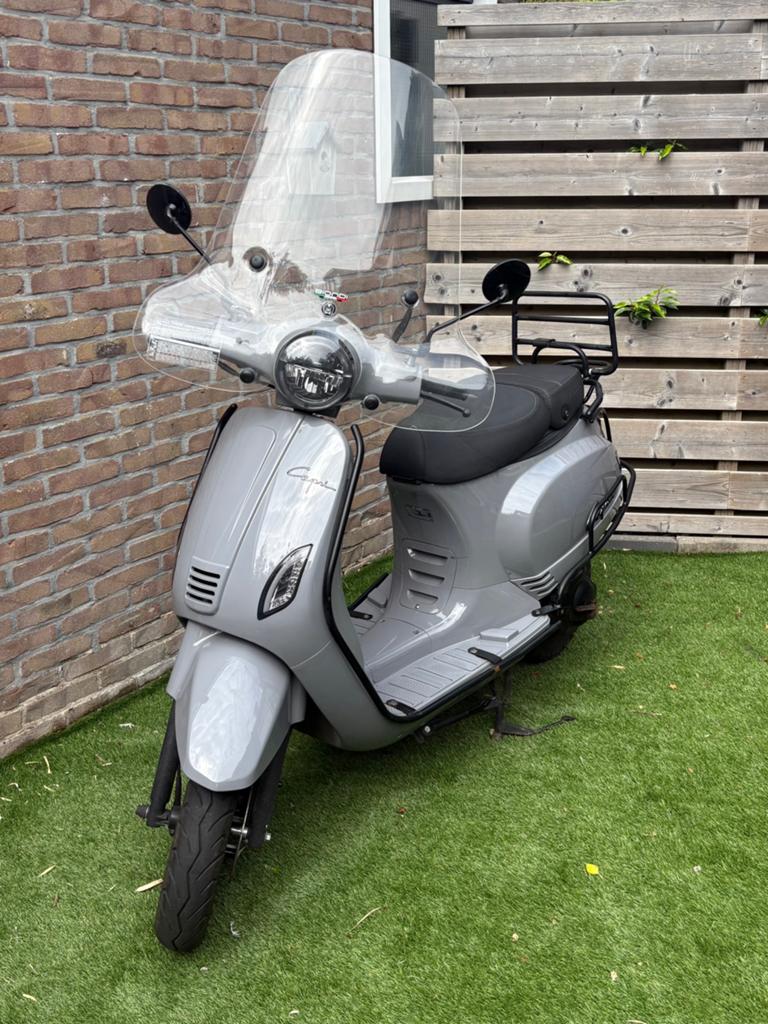 Capri V4S Matrix LED 4T EURO 5 te koop – Dark Nardo Grey, Fietsen en Brommers, Snorfietsen en Snorscooters, Gebruikt, Benzine