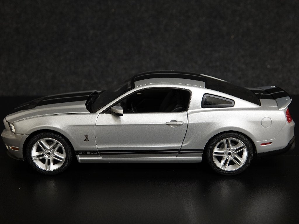 Greenlight 1:18 2011 Shelby Mustang GT500 zilvergrijs-zwart, Hobby en Vrije tijd, Modelauto's | 1:18, Overige merken, Auto, Onbekend