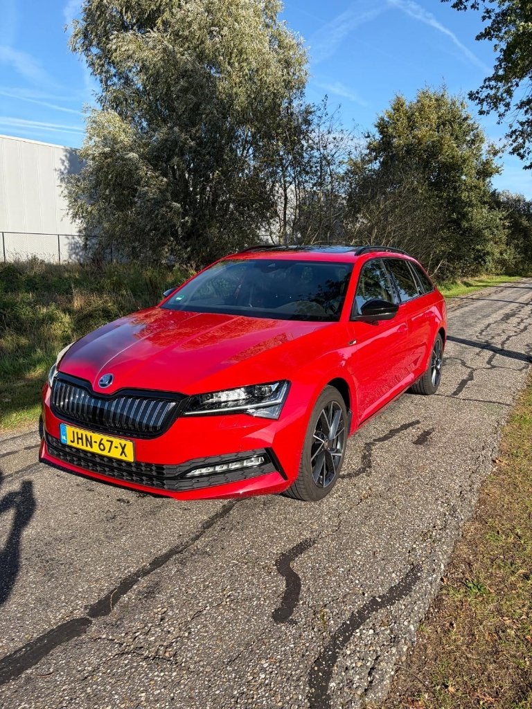 Skoda Superb 1.4 TSI Phev 217pk Dsg-6 2023 Rood, Auto's, 77 km/l, Zwart, Plug-in hybride, 1668 kg