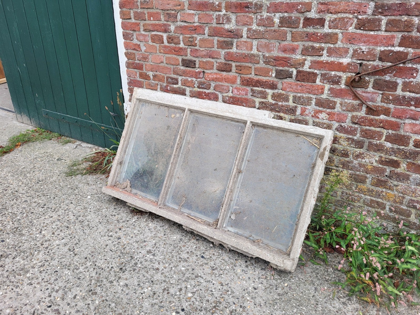 Oude stalraampjes met betonnen rand. 7 stuks, Ophalen