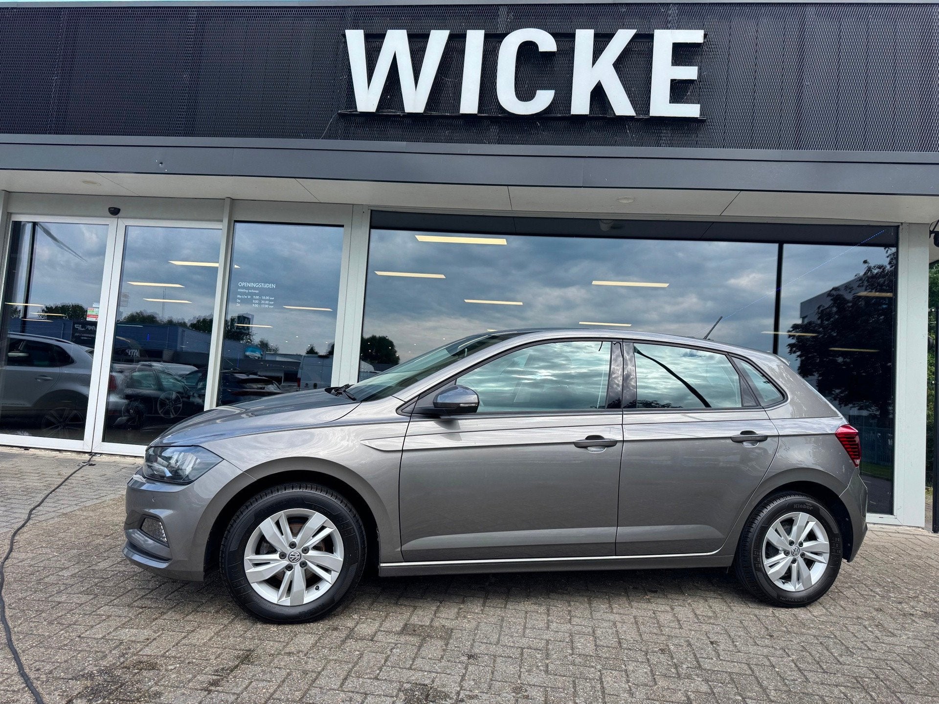Volkswagen Polo 1.0 TSI Comfortline Navigatie PDC PDC Clima, Auto's, Volkswagen, Voorwielaandrijving, Gebruikt, Zwart, 95 pk
